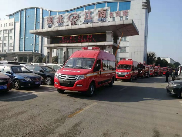 ​湖北江南：运兵车、消防洒水车完工发车！