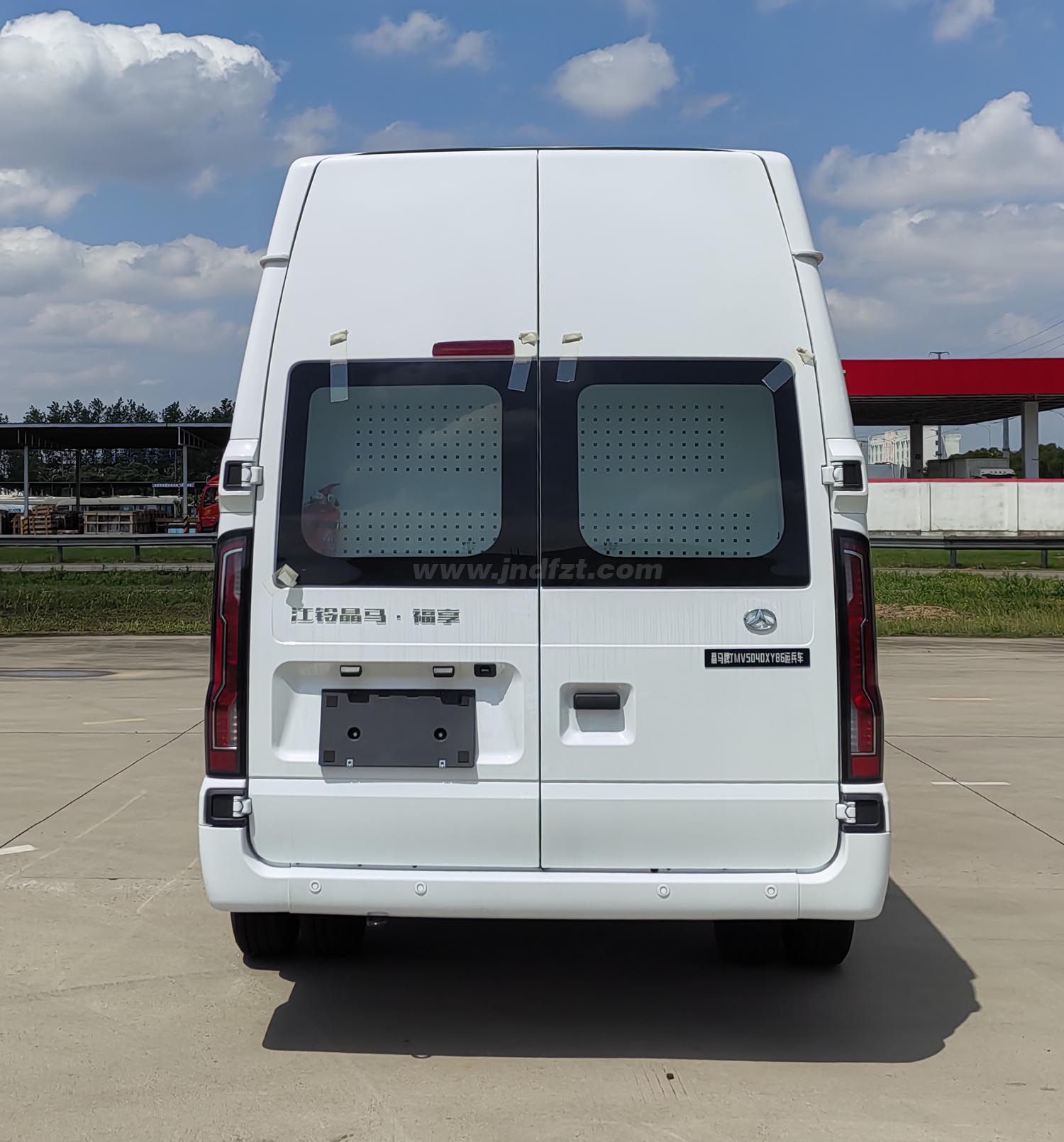 江铃四驱长轴10-15座运兵车